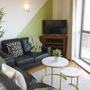 Perfect For Relocation & Business- Near Hospital Apartment Sheffield